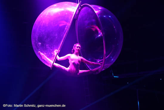  Circus Krone 3. Winterspielzeit 2020: Sharyn Monni in der Glaskugel  (©Foto: Martin Schmitz)